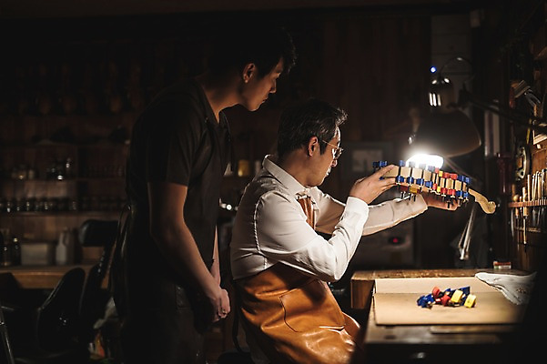 포토 JPG 직업 응시 남자 40대 현악기 전등 실내 서기 들기 사람 앉기 상반신 20대 성인 두명 일상 옆모습 아웃포커스 한국인 잡기 작업실 고수 집중 바이올린 제자 실습 장인 신입 작업대 성인남자만 국내포토 시선 악기 뷰포인트 중년 컨셉 모션 조명 촬영기법 동양인 청년 내부 라이프 향신료 남자만 성인만 파일형식