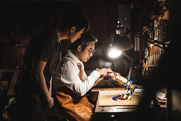 포토 JPG 직업 응시 남자 40대 현악기 전등 실내 표정 설명 서기 들기 사람 앉기 상반신 20대 성인 두명 일상 옆모습 아웃포커스 듣기 한국인 가리킴 작업 작업실 고수 집중 바이올린 제자 실습 장인 신입 성인남자만 국내포토 시선 악기 뷰포인트 중년 컨셉 모션 조명 촬영기법 동양인 손짓 청년 내부 라이프 향신료 남자만 성인만 파일형식