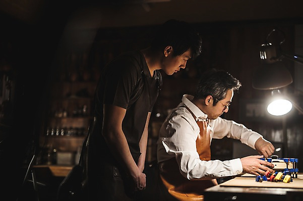 포토 JPG 직업 응시 남자 40대 현악기 전등 실내 표정 서기 사람 앉기 상반신 20대 성인 두명 일상 옆모습 아웃포커스 한국인 작업 작업실 고수 집중 바이올린 제자 실습 장인 수공예 신입 성인남자만 국내포토 시선 악기 뷰포인트 중년 컨셉 모션 조명 촬영기법 동양인 청년 내부 라이프 공예 향신료 남자만 성인만 파일형식