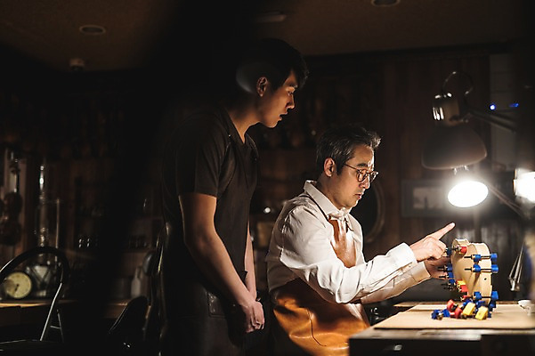 포토 JPG 직업 응시 남자 40대 현악기 전등 실내 표정 말하기 설명 서기 사람 앉기 상반신 20대 성인 두명 일상 옆모습 아웃포커스 듣기 한국인 잡기 작업 작업실 고수 집중 바이올린 제자 실습 장인 신입 성인남자만 국내포토 시선 악기 뷰포인트 중년 컨셉 모션 조명 촬영기법 동양인 청년 내부 라이프 향신료 남자만 성인만 파일형식