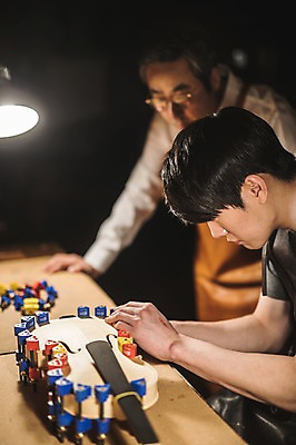 포토 JPG 직업 응시 남자 40대 현악기 실내 표정 서기 사람 앉기 상반신 20대 성인 두명 일상 옆모습 아웃포커스 한국인 잡기 작업 작업실 고수 집중 바이올린 제자 실습 장인 수공예 신입 성인남자만 국내포토 시선 악기 뷰포인트 중년 컨셉 모션 촬영기법 동양인 청년 내부 라이프 공예 향신료 남자만 성인만 파일형식