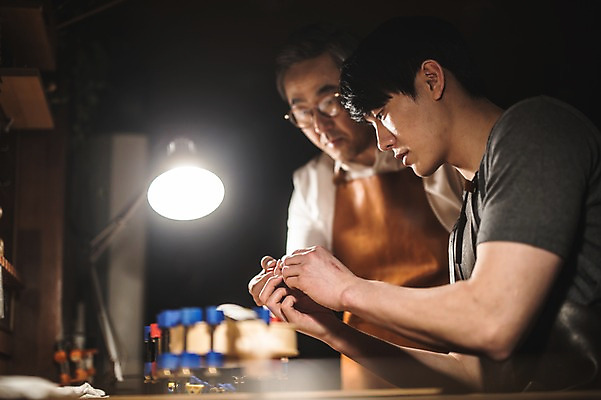 포토 JPG 직업 응시 남자 40대 현악기 전등 실내 표정 서기 사람 앉기 상반신 20대 성인 두명 일상 옆모습 아웃포커스 한국인 작업 작업실 고수 집중 바이올린 제자 실습 장인 수공예 신입 성인남자만 국내포토 시선 악기 뷰포인트 중년 컨셉 모션 조명 촬영기법 동양인 청년 내부 라이프 공예 향신료 남자만 성인만 파일형식