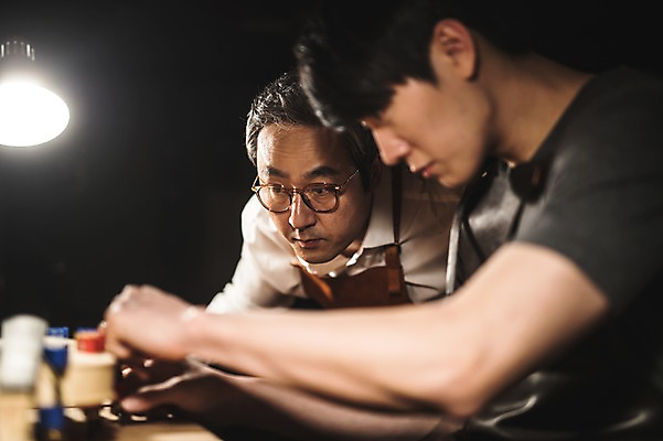 포토 JPG 직업 응시 남자 40대 현악기 전등 실내 표정 서기 사람 앉기 상반신 20대 성인 두명 일상 옆모습 아웃포커스 한국인 작업 작업실 고수 집중 바이올린 제자 실습 장인 수공예 신입 성인남자만 국내포토 시선 악기 뷰포인트 중년 컨셉 모션 조명 촬영기법 동양인 청년 내부 라이프 공예 향신료 남자만 성인만 파일형식