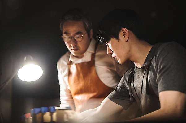 포토 JPG 직업 디자인 응시 남자 40대 현악기 전등 실내 표정 서기 사람 앉기 상반신 20대 성인 두명 일상 옆모습 아웃포커스 한국인 작업 작업실 고수 집중 바이올린 제자 실습 장인 신입 성인남자만 국내포토 시선 악기 뷰포인트 중년 컨셉 모션 조명 촬영기법 동양인 청년 내부 라이프 향신료 남자만 성인만 파일형식