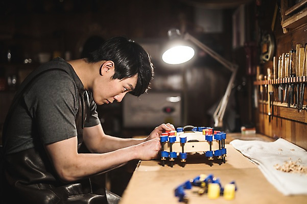 포토 JPG 직업 응시 남자 현악기 전등 실내 표정 한명 사람 앉기 상반신 20대 성인 일상 옆모습 한국인 잡기 작업 작업실 집중 바이올린 실습 수공예 신입 성인남자한명만 국내포토 1 시선 악기 뷰포인트 컨셉 모션 조명 동양인 청년 내부 라이프 공예 남자한명만 성인남자만 파일형식