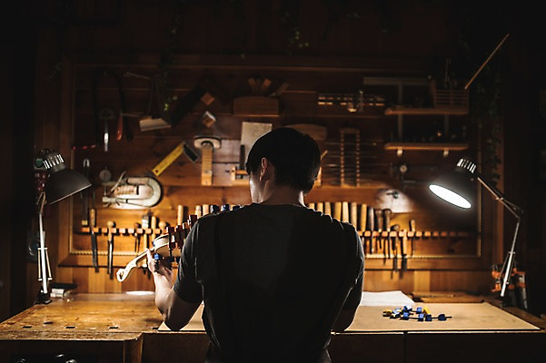 포토 JPG 직업 응시 남자 현악기 전등 실내 한명 들기 사람 앉기 상반신 20대 성인 일상 뒷모습 한국인 작업 작업실 집중 바이올린 책상 실습 신입 작업대 성인남자한명만 국내포토 1 시선 악기 뷰포인트 가구 컨셉 모션 조명 동양인 청년 내부 라이프 남자한명만 성인남자만 파일형식