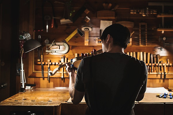 포토 JPG 직업 응시 남자 현악기 전등 실내 한명 들기 사람 앉기 상반신 20대 성인 일상 뒷모습 한국인 잡기 작업 작업실 집중 바이올린 실습 신입 작업대 성인남자한명만 국내포토 1 시선 악기 뷰포인트 컨셉 모션 조명 동양인 청년 내부 라이프 남자한명만 성인남자만 파일형식