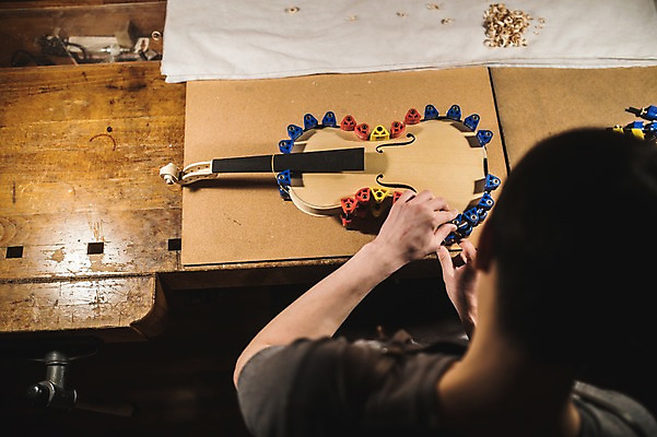 포토 JPG 직업 응시 남자 현악기 실내 한명 사람 앉기 상반신 20대 성인 일상 뒷모습 하이앵글 한국인 잡기 작업 작업실 집중 바이올린 실습 신입 작업대 성인남자한명만 국내포토 1 시선 악기 뷰포인트 컨셉 모션 동양인 청년 내부 라이프 남자한명만 성인남자만 파일형식