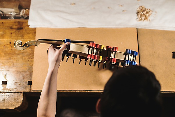 포토 JPG 직업 손 응시 남자 현악기 실내 한명 사람 앉기 상반신 20대 성인 일상 뒷모습 신체부위 하이앵글 한국인 잡기 작업 작업실 집중 바이올린 실습 신입 작업대 성인남자한명만 국내포토 1 시선 악기 뷰포인트 컨셉 모션 동양인 청년 내부 라이프 남자한명만 성인남자만 파일형식