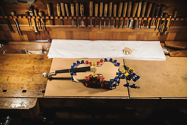 포토 JPG 직업 현악기 실내 사람없음 일상 도구 작업실 바이올린 책상 조각칼 국내포토 악기 가구 내부 라이프 칼 파일형식