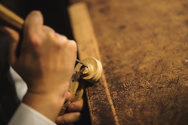 포토 JPG 나무 직업 남자 조각 40대 현악기 실내 한명 사람 근접촬영 성인 일상 아웃포커스 신체부위 한국인 양손 잡기 작업 작업실 고수 바이올린 장인 조각칼 작업대 성인남자한명만 국내포토 식물 1 손 악기 뷰포인트 중년 모션 촬영기법 동양인 내부 라이프 칼 향신료 남자한명만 성인남자만 파일형식