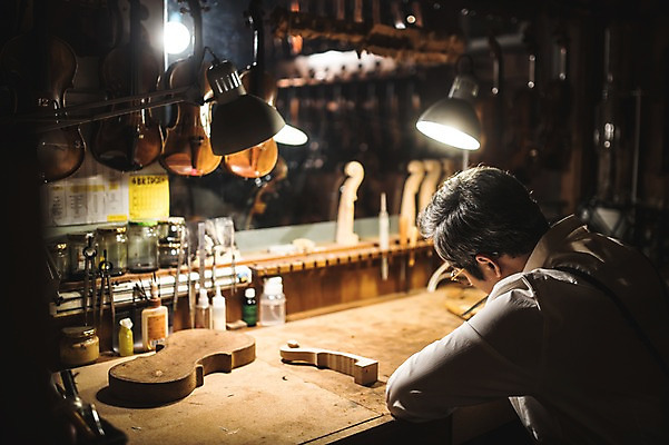 포토 JPG 나무 직업 응시 남자 40대 현악기 전등 실내 한명 사람 앉기 상반신 성인 일상 뒷모습 한국인 작업 작업실 고수 집중 바이올린 장인 수공예 작업대 성인남자한명만 국내포토 식물 1 시선 악기 뷰포인트 중년 컨셉 모션 조명 동양인 내부 라이프 공예 향신료 남자한명만 성인남자만 파일형식
