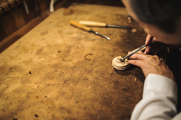 포토 JPG 나무 직업 응시 남자 40대 현악기 실내 한명 사람 상반신 성인 일상 옆모습 신체부위 한국인 양손 잡기 작업 작업실 고수 집중 바이올린 장인 수공예 작업대 성인남자한명만 국내포토 식물 1 손 시선 악기 뷰포인트 중년 컨셉 모션 동양인 내부 라이프 공예 향신료 남자한명만 성인남자만 파일형식