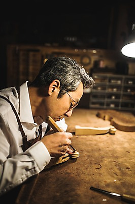 포토 JPG 나무 직업 응시 남자 40대 현악기 전등 실내 표정 한명 사람 앉기 상반신 성인 일상 옆모습 한국인 잡기 작업 작업실 고수 집중 바이올린 장인 수공예 조각칼 작업대 성인남자한명만 국내포토 식물 1 시선 악기 뷰포인트 중년 컨셉 모션 조명 동양인 내부 라이프 칼 공예 향신료 남자한명만 성인남자만 파일형식