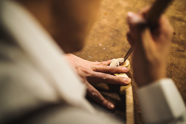 포토 JPG 나무 직업 남자 40대 무늬 현악기 실내 한명 사람 상반신 성인 일상 뒷모습 신체부위 한국인 양손 작업 작업실 고수 바이올린 장인 수공예 조각칼 성인남자한명만 국내포토 식물 1 손 악기 뷰포인트 중년 동양인 내부 라이프 칼 공예 향신료 남자한명만 성인남자만 파일형식