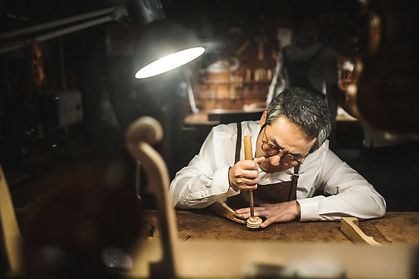 포토 JPG 나무 직업 응시 남자 40대 현악기 전등 실내 표정 한명 사람 앉기 상반신 성인 일상 앞모습 한국인 잡기 작업 작업실 고수 집중 바이올린 장인 수공예 작업대 성인남자한명만 국내포토 식물 1 시선 악기 뷰포인트 중년 컨셉 모션 조명 동양인 내부 라이프 공예 향신료 남자한명만 성인남자만 파일형식