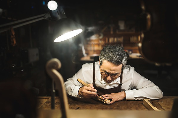 포토 JPG 나무 직업 응시 남자 40대 현악기 전등 실내 표정 한명 사람 상반신 성인 일상 앞모습 한국인 잡기 작업 작업실 고수 집중 바이올린 장인 수공예 작업대 성인남자한명만 국내포토 식물 1 시선 악기 뷰포인트 중년 컨셉 모션 조명 동양인 내부 라이프 공예 향신료 남자한명만 성인남자만 파일형식