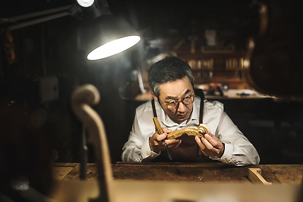 포토 JPG 직업 응시 남자 40대 현악기 전등 실내 표정 한명 들기 사람 상반신 성인 일상 앞모습 한국인 작업 작업실 고수 집중 바이올린 장인 수공예 작업대 성인남자한명만 국내포토 1 시선 악기 뷰포인트 중년 컨셉 모션 조명 동양인 내부 라이프 공예 향신료 남자한명만 성인남자만 파일형식