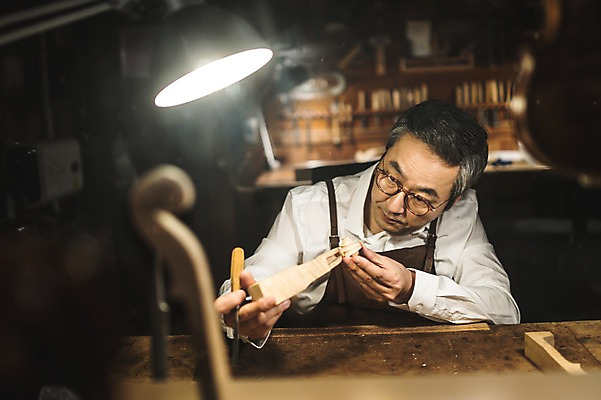 포토 JPG 직업 응시 남자 40대 현악기 전등 실내 표정 한명 사람 앉기 상반신 성인 일상 앞모습 한국인 잡기 작업 작업실 고수 집중 바이올린 장인 수공예 성인남자한명만 국내포토 1 시선 악기 뷰포인트 중년 컨셉 모션 조명 동양인 내부 라이프 공예 향신료 남자한명만 성인남자만 파일형식