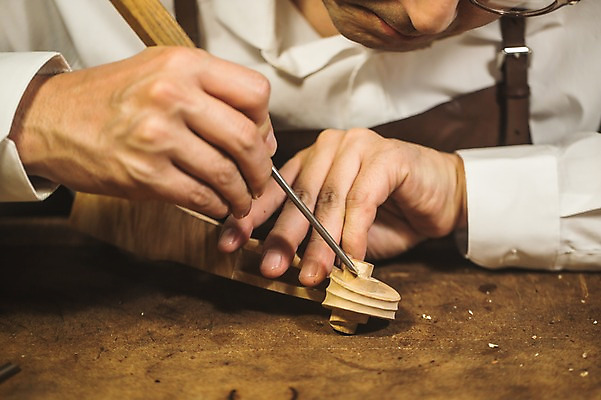 포토 JPG 직업 응시 남자 40대 현악기 실내 표정 한명 사람 근접촬영 상반신 성인 일상 앞모습 신체부위 한국인 양손 작업 작업실 고수 집중 바이올린 장인 수공예 성인남자한명만 국내포토 1 손 시선 악기 뷰포인트 중년 컨셉 동양인 내부 라이프 공예 향신료 남자한명만 성인남자만 파일형식
