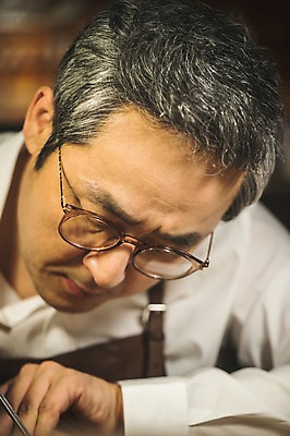 포토 JPG 직업 응시 남자 얼굴 40대 현악기 실내 표정 한명 사람 앉기 근접촬영 상반신 성인 일상 앞모습 신체부위 한국인 작업 작업실 고수 집중 장인 성인남자한명만 국내포토 1 시선 악기 뷰포인트 중년 컨셉 모션 동양인 내부 라이프 향신료 남자한명만 성인남자만 파일형식