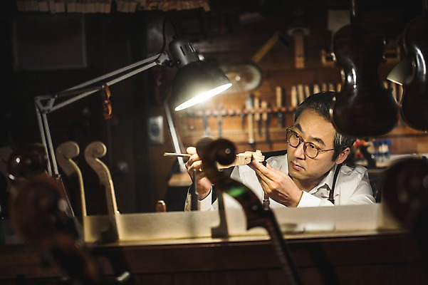 포토 JPG 직업 응시 남자 악기 40대 현악기 전등 실내 표정 한명 들기 사람 상반신 성인 일상 앞모습 한국인 잡기 작업 작업실 고수 집중 바이올린 장인 수공예 성인남자한명만 국내포토 1 시선 음악 뷰포인트 중년 컨셉 모션 조명 동양인 내부 라이프 공예 향신료 남자한명만 성인남자만 파일형식