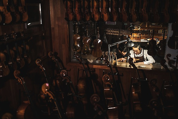 포토 JPG 직업 응시 남자 악기 40대 현악기 전등 실내 대화 설명 사람 앉기 상반신 20대 성인 두명 일상 앞모습 아웃포커스 한국인 작업실 고수 집중 바이올린 제자 실습 장인 신입 작업대 성인남자만 국내포토 시선 음악 뷰포인트 중년 컨셉 모션 조명 촬영기법 말하기 동양인 청년 내부 라이프 향신료 남자만 성인만 파일형식