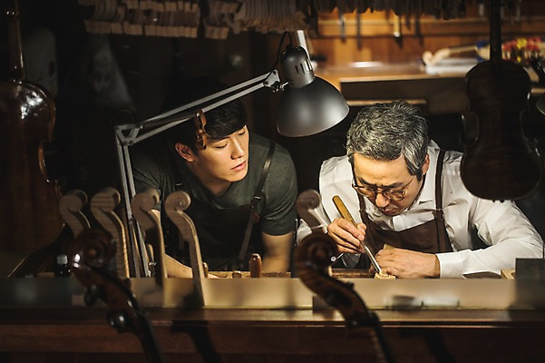 포토 JPG 직업 응시 남자 40대 현악기 전등 실내 표정 사람 앉기 상반신 20대 성인 두명 일상 앞모습 아웃포커스 한국인 작업 작업실 고수 집중 바이올린 제자 실습 장인 신입 성인남자만 국내포토 시선 악기 뷰포인트 중년 컨셉 모션 조명 촬영기법 동양인 청년 내부 라이프 향신료 남자만 성인만 파일형식