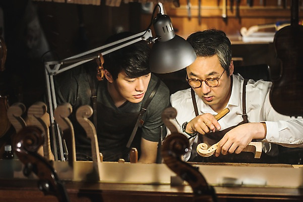 포토 JPG 직업 응시 남자 40대 현악기 전등 실내 표정 말하기 설명 사람 앉기 상반신 20대 성인 두명 일상 앞모습 아웃포커스 듣기 한국인 잡기 작업 작업실 고수 집중 바이올린 제자 실습 장인 신입 작업대 성인남자만 국내포토 시선 악기 뷰포인트 중년 컨셉 모션 조명 촬영기법 동양인 청년 내부 라이프 향신료 남자만 성인만 파일형식