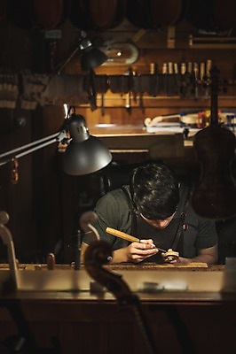 포토 JPG 직업 응시 남자 현악기 전등 실내 한명 사람 앉기 상반신 20대 성인 일상 앞모습 한국인 잡기 작업 작업실 집중 실습 수공예 신입 작업대 성인남자한명만 국내포토 1 시선 악기 뷰포인트 컨셉 모션 조명 동양인 청년 내부 라이프 공예 남자한명만 성인남자만 파일형식
