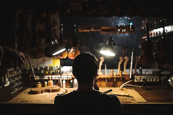 포토 JPG 직업 응시 남자 현악기 전등 실내 한명 사람 앉기 상반신 20대 성인 일상 뒷모습 아웃포커스 한국인 작업 작업실 집중 실습 신입 작업대 성인남자한명만 국내포토 1 시선 악기 뷰포인트 컨셉 모션 조명 촬영기법 동양인 청년 내부 라이프 남자한명만 성인남자만 파일형식