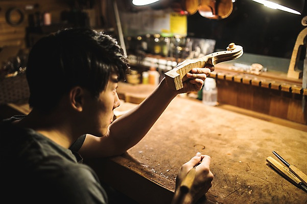 포토 JPG 직업 응시 남자 현악기 전등 실내 표정 한명 사람 앉기 상반신 20대 성인 일상 옆모습 아웃포커스 한국인 잡기 작업 작업실 집중 실습 수공예 신입 성인남자한명만 국내포토 1 시선 악기 뷰포인트 컨셉 모션 조명 촬영기법 동양인 청년 내부 라이프 공예 남자한명만 성인남자만 파일형식