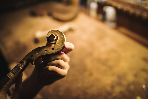 포토 JPG 직업 손 남자 현악기 실내 한명 사람 근접촬영 20대 성인 일상 아웃포커스 신체부위 한국인 잡기 작업 작업실 바이올린 실습 신입 성인남자한명만 국내포토 1 악기 뷰포인트 모션 촬영기법 동양인 청년 내부 라이프 남자한명만 성인남자만 파일형식