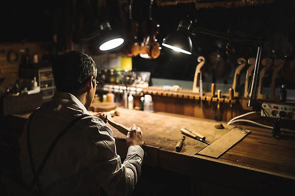 포토 JPG 직업 응시 남자 40대 현악기 전등 실내 한명 사람 앉기 상반신 성인 일상 뒷모습 아웃포커스 한국인 작업 작업실 고수 집중 장인 수공예 작업대 성인남자한명만 국내포토 1 시선 악기 뷰포인트 중년 컨셉 모션 조명 촬영기법 동양인 내부 라이프 공예 향신료 남자한명만 성인남자만 파일형식