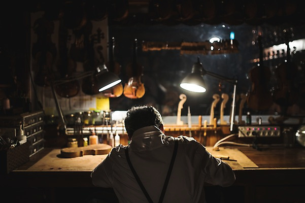 포토 JPG 직업 남자 40대 현악기 전등 실내 한명 사람 앉기 상반신 성인 일상 뒷모습 한국인 작업 작업실 고수 집중 장인 작업대 성인남자한명만 국내포토 1 악기 뷰포인트 중년 컨셉 모션 조명 동양인 내부 라이프 향신료 남자한명만 성인남자만 파일형식