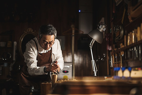 포토 JPG 나무 직업 응시 남자 40대 현악기 전등 실내 표정 한명 사람 상반신 성인 일상 앞모습 앞치마 한국인 작업 작업실 고수 집중 장인 수공예 작업대 성인남자한명만 국내포토 식물 1 시선 악기 뷰포인트 중년 컨셉 조명 동양인 내부 라이프 공예 향신료 남자한명만 성인남자만 파일형식