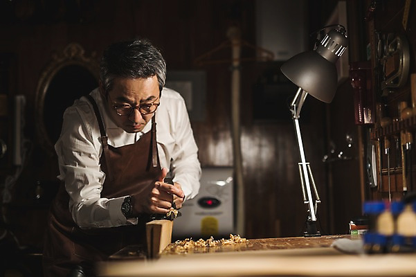 포토 JPG 나무 직업 응시 남자 40대 현악기 전등 실내 표정 한명 사람 상반신 성인 일상 앞모습 아웃포커스 한국인 작업 작업실 고수 집중 장인 수공예 작업대 성인남자한명만 국내포토 식물 1 시선 악기 뷰포인트 중년 컨셉 조명 촬영기법 동양인 내부 라이프 공예 향신료 남자한명만 성인남자만 파일형식