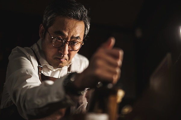 포토 JPG 직업 응시 남자 40대 현악기 실내 표정 한명 사람 상반신 성인 일상 앞모습 아웃포커스 한국인 잡기 작업 작업실 고수 집중 장인 수공예 성인남자한명만 국내포토 1 시선 악기 뷰포인트 중년 컨셉 모션 촬영기법 동양인 내부 라이프 공예 향신료 남자한명만 성인남자만 파일형식