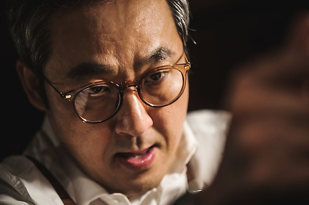 포토 JPG 직업 응시 남자 얼굴 40대 현악기 실내 표정 한명 사람 상반신 성인 일상 앞모습 아웃포커스 신체부위 한국인 작업 작업실 고수 집중 장인 성인남자한명만 국내포토 1 시선 악기 뷰포인트 중년 컨셉 촬영기법 동양인 내부 라이프 향신료 남자한명만 성인남자만 파일형식