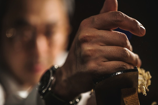 포토 JPG 나무 직업 손 응시 남자 40대 현악기 실내 한명 사람 근접촬영 성인 일상 앞모습 아웃포커스 신체부위 한국인 작업 작업실 고수 집중 장인 수공예 성인남자한명만 국내포토 식물 1 시선 악기 뷰포인트 중년 컨셉 촬영기법 동양인 내부 라이프 공예 향신료 남자한명만 성인남자만 파일형식