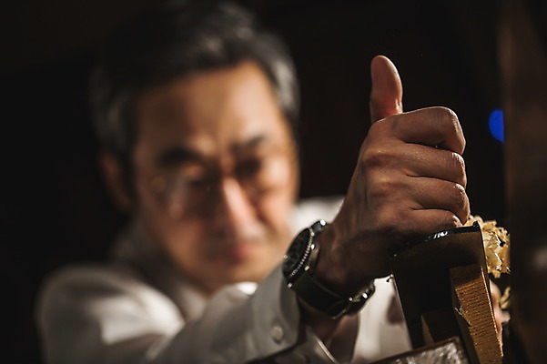 포토 JPG 나무 직업 손 응시 남자 40대 현악기 실내 한명 사람 근접촬영 상반신 성인 일상 앞모습 신체부위 한국인 작업 작업실 고수 집중 장인 수공예 톱밥 성인남자한명만 국내포토 식물 1 시선 악기 뷰포인트 중년 컨셉 동양인 내부 라이프 가루 공예 향신료 남자한명만 성인남자만 파일형식