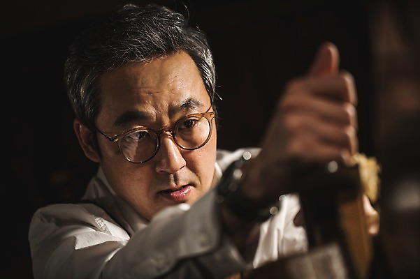 포토 JPG 직업 응시 남자 40대 현악기 실내 표정 한명 사람 상반신 성인 일상 앞모습 아웃포커스 한국인 잡기 작업 작업실 고수 집중 장인 수공예 성인남자한명만 국내포토 1 시선 악기 뷰포인트 중년 컨셉 모션 촬영기법 동양인 내부 라이프 공예 향신료 남자한명만 성인남자만 파일형식