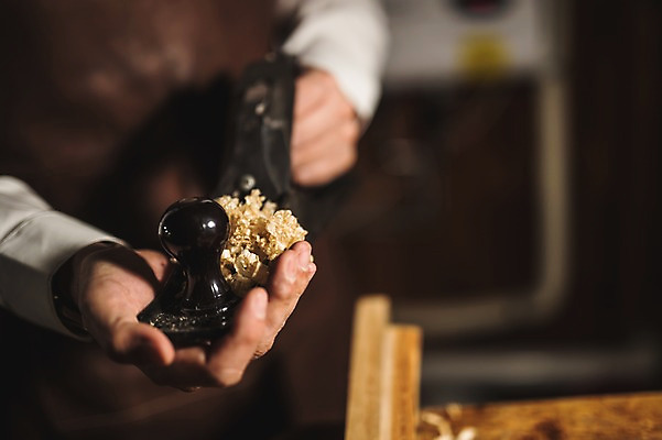 포토 JPG 직업 남자 40대 현악기 실내 한명 사람 근접촬영 상반신 성인 일상 앞모습 아웃포커스 신체부위 한국인 양손 작업 작업실 고수 장인 수공예 톱밥 성인남자한명만 국내포토 1 손 악기 뷰포인트 중년 촬영기법 동양인 내부 라이프 가루 공예 향신료 남자한명만 성인남자만 파일형식