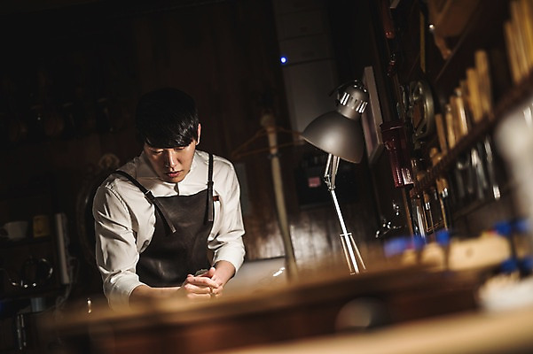 포토 JPG 직업 응시 남자 현악기 전등 실내 표정 한명 서기 사람 상반신 20대 성인 일상 앞모습 아웃포커스 한국인 작업 작업실 집중 실습 신입 작업대 성인남자한명만 국내포토 1 시선 악기 뷰포인트 컨셉 모션 조명 촬영기법 동양인 청년 내부 라이프 남자한명만 성인남자만 파일형식