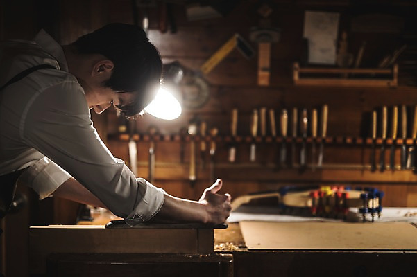 포토 JPG 나무 직업 응시 남자 현악기 전등 실내 한명 사람 상반신 20대 성인 일상 옆모습 아웃포커스 한국인 작업 작업실 집중 실습 수공예 신입 성인남자한명만 국내포토 식물 1 시선 악기 뷰포인트 컨셉 조명 촬영기법 동양인 청년 내부 라이프 공예 남자한명만 성인남자만 파일형식