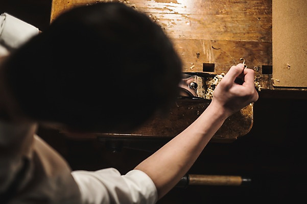 포토 JPG 나무 직업 응시 남자 현악기 실내 한명 사람 상반신 20대 성인 일상 뒷모습 아웃포커스 하이앵글 한국인 잡기 작업 작업실 집중 실습 신입 작업대 성인남자한명만 국내포토 식물 1 시선 악기 뷰포인트 컨셉 모션 촬영기법 동양인 청년 내부 라이프 남자한명만 성인남자만 파일형식