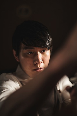 포토 JPG 직업 응시 남자 현악기 실내 표정 한명 서기 사람 상반신 20대 성인 일상 앞모습 아웃포커스 한국인 작업 작업실 집중 실습 수공예 신입 성인남자한명만 국내포토 1 시선 악기 뷰포인트 컨셉 모션 촬영기법 동양인 청년 내부 라이프 공예 남자한명만 성인남자만 파일형식