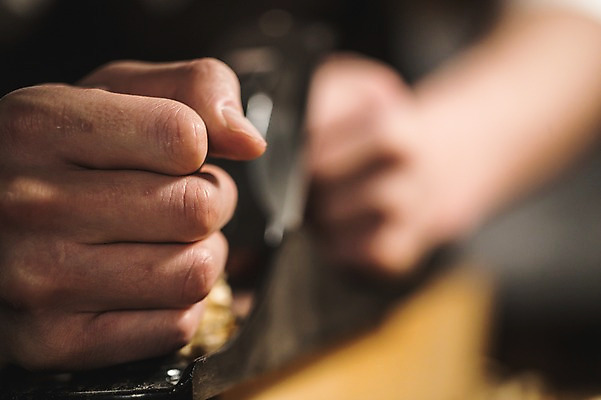 포토 JPG 나무 직업 남자 40대 현악기 실내 한명 사람 근접촬영 성인 일상 아웃포커스 신체부위 한국인 양손 잡기 작업 작업실 고수 장인 성인남자한명만 국내포토 식물 1 손 악기 뷰포인트 중년 모션 촬영기법 동양인 내부 라이프 향신료 남자한명만 성인남자만 파일형식