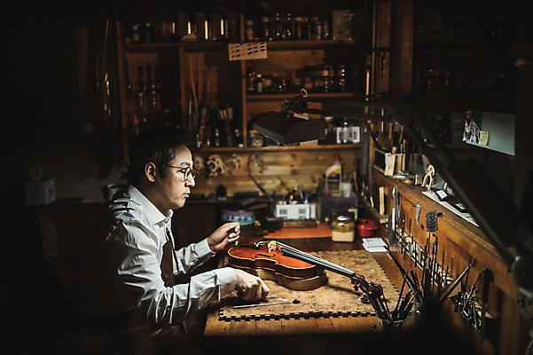 포토 JPG 직업 응시 남자 40대 현악기 실내 표정 한명 사람 앉기 상반신 성인 일상 옆모습 한국인 작업 작업실 고수 집중 바이올린 장인 수공예 작업대 성인남자한명만 국내포토 1 시선 악기 뷰포인트 중년 컨셉 모션 동양인 내부 라이프 공예 향신료 남자한명만 성인남자만 파일형식