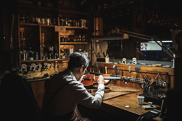 포토 JPG 직업 응시 남자 40대 현악기 전등 실내 한명 사람 앉기 상반신 성인 일상 옆모습 한국인 작업 작업실 고수 집중 바이올린 책상 장인 수공예 성인남자한명만 국내포토 1 시선 악기 뷰포인트 중년 가구 컨셉 모션 조명 동양인 내부 라이프 공예 향신료 남자한명만 성인남자만 파일형식